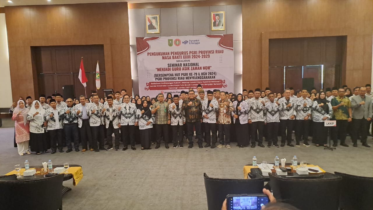 Plt Kadis Pendidikan Riau Edi Rusmadinata MPd (dua belas kiri), Ketua PGRI Riau Dr Adolf Bastian MPd (tiga belas kiri), ketua cabang PGRI se-Riau dan tamu undangan lainnya foto bersama usai pengukuhan BKO PGRI Riau di Grand Ballroom Aryaduta Hotel, Kamis