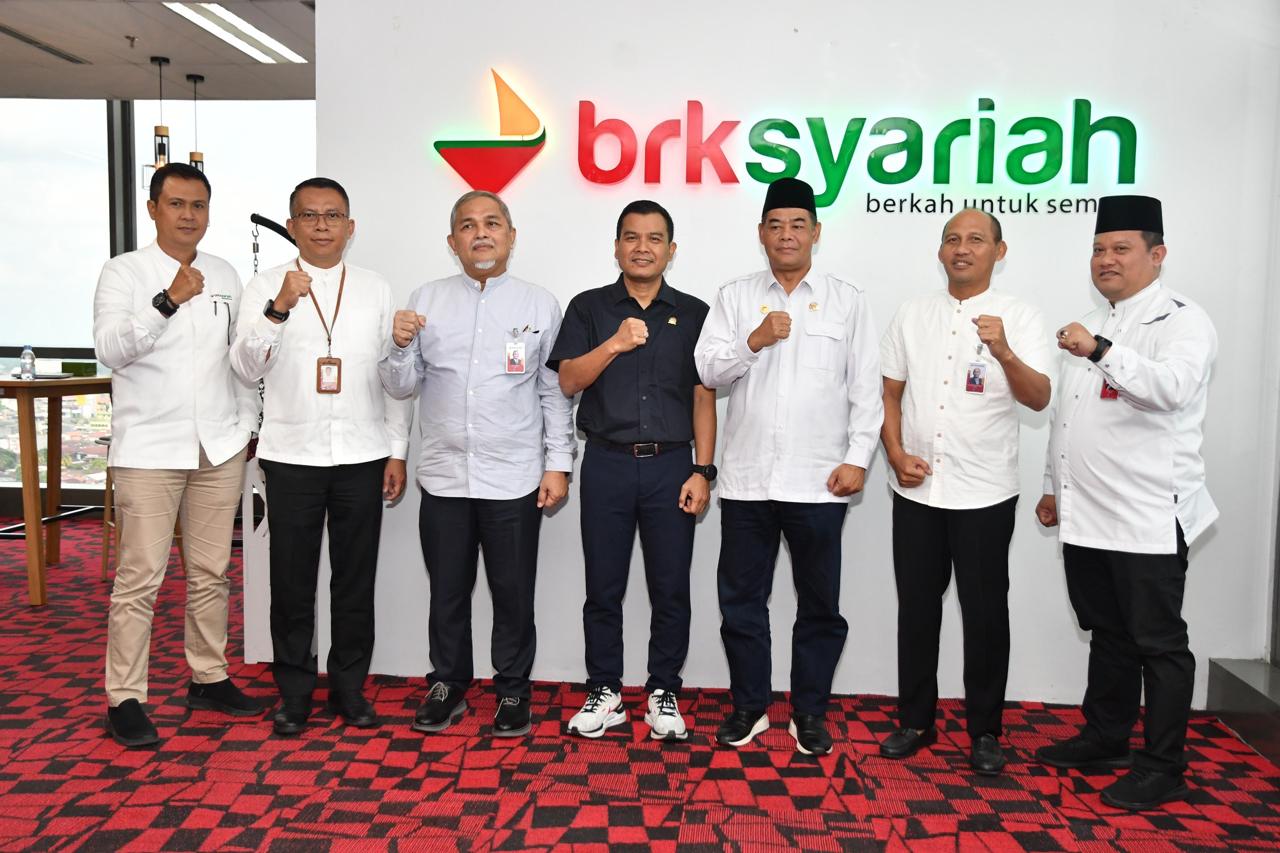 Wakil Ketua Komite IV DPD RI, Arif Eka Saputra bersama Anggota Komite II DPD RI Abdul Hamid beserta stafnya menyambangi kantor pusat PT Bank Riau Kepri Syariah dalam rangkaian kegiatan reses