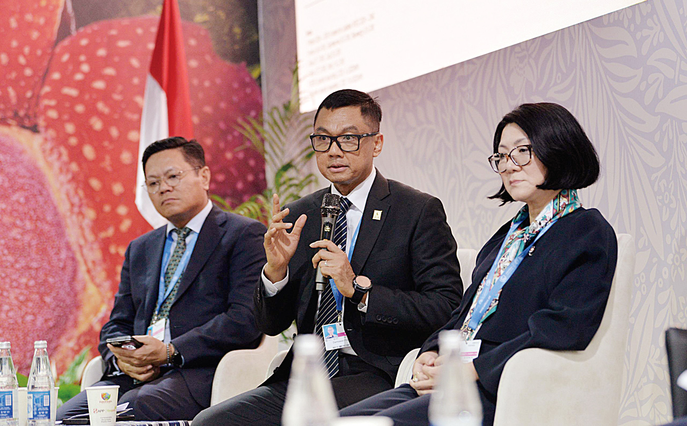 Direktur Utama PLN, Darmawan Pra&shy;sodjo, menegaskan komitmen PLN untuk men&shy;dukung target Pemerintah Indonesia dalam mencapai pertumbuhan ekonomi 8 persen melalui swasembada energi yang berkelanjutan. Dalam hal ini, PLN telah menyiapkan peta ja&shy;