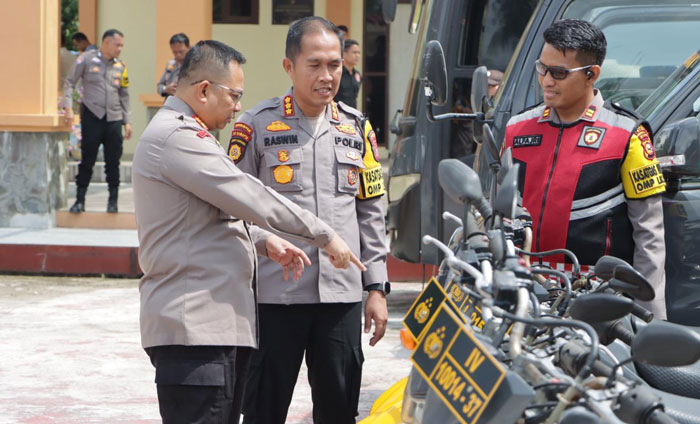Direktur Samapta Polda Riau Kombes Pol Raswin Bachtiar Sirait SH SIK MSi selaku Pamatwil melakukan pengecekan sarana prasana pengamanan Pilkada dalam kunker ke Polres Siak dipandu Kapolres Siak