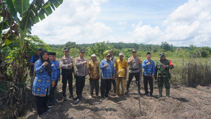 Kapolsek Pangkalan Kuras AKP Sohermansyah  berfoto bersama perangkat desa, baru-baru ini.