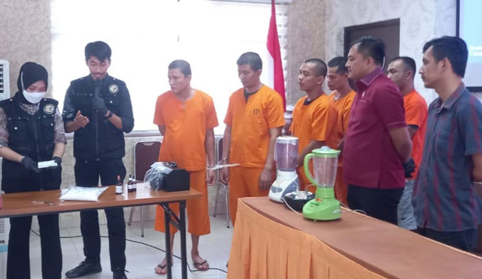 Tim Labfor Polda Riau melakukan pengecekan keaslian barang bukti narkotika jenis sabu yang akan dimusnahkan di Mapolresta Pekanbaru, Jumat (15/11/2024)
