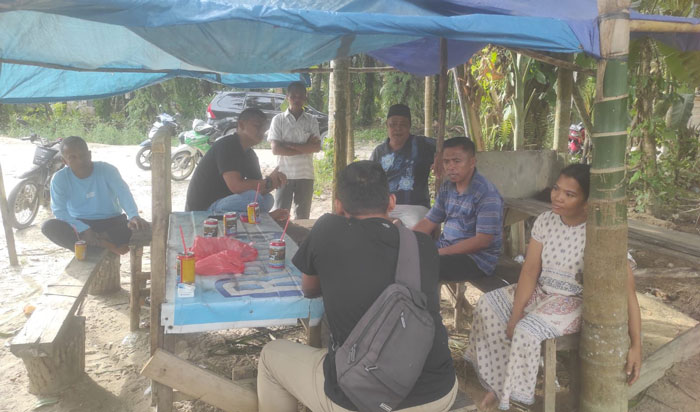 Petugas dari Satintelkam Polres Kampar saat berdialog dengan masyarakat, Jumat (15/11/2024).