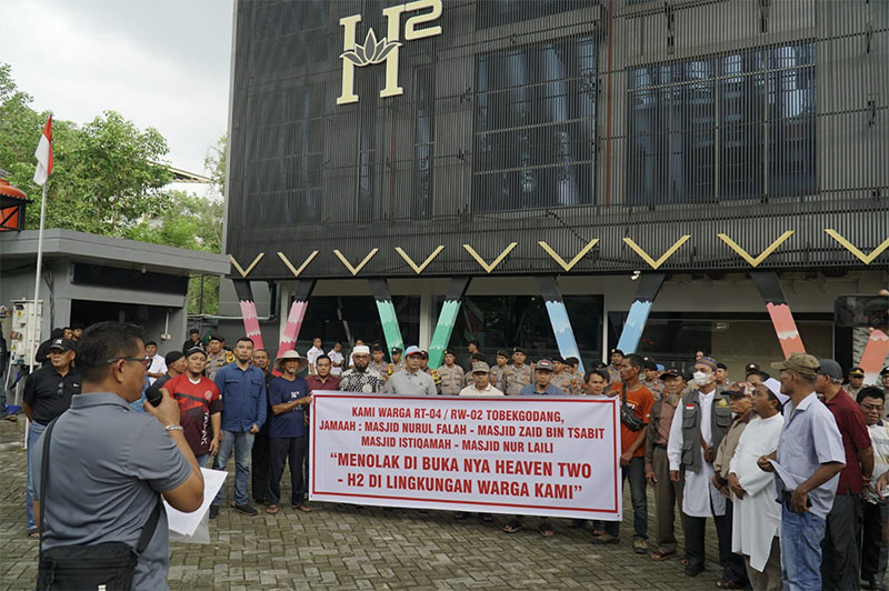 Masyarakat RW 02 Kelurahan Tobek Godang unjuk rasa menolak beroperasinya tempat hiburan Heaven 2 - H2, di Komplek Panam Center. Sabtu (16/11/2024).