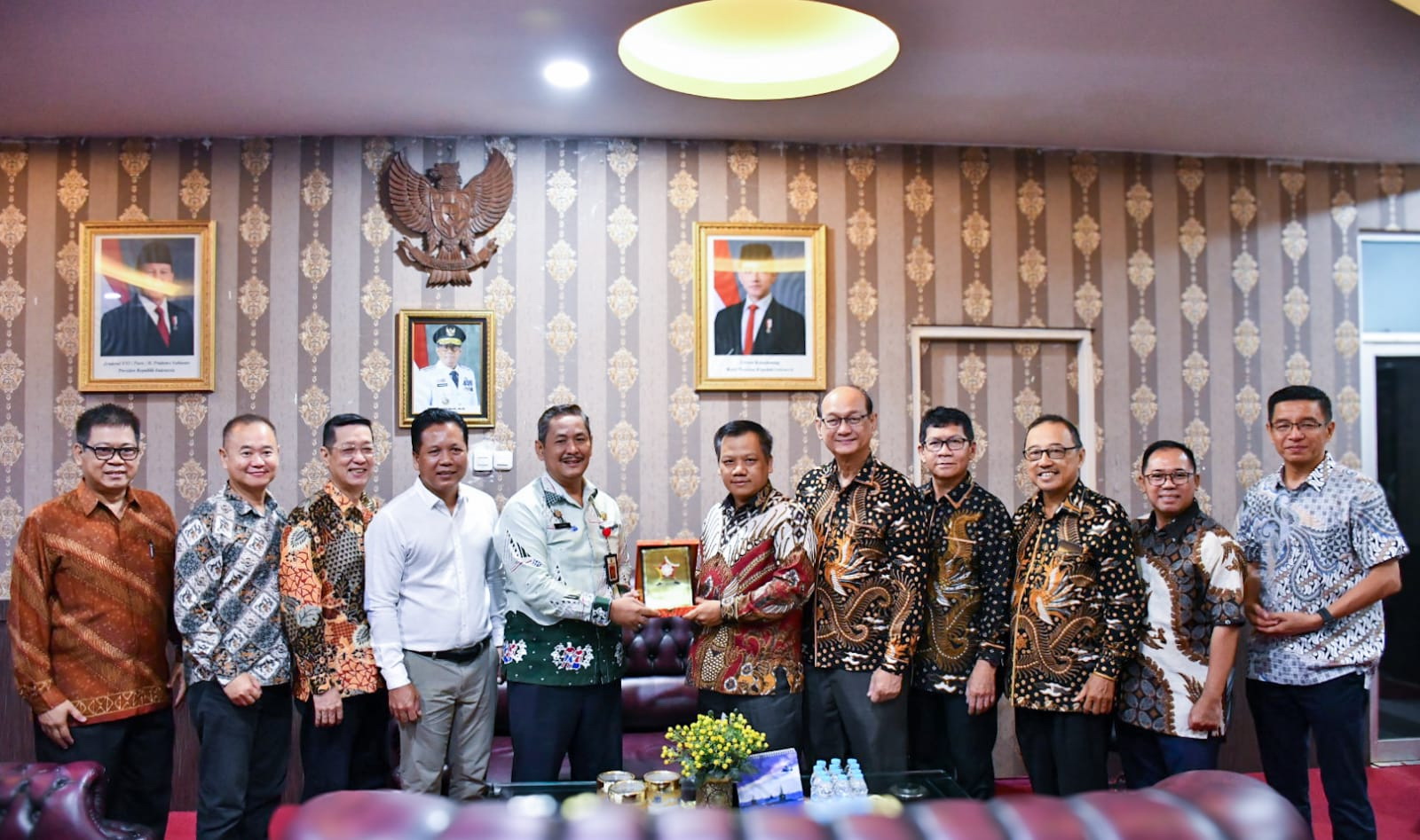 Ketua Permabudhi Riau terpilih Pdt Md Kurniadi SH MH (enam kanan) bersama jajaran pengurus Permabudhi Riau lainnya foto bersama Kepala Kanwil Kemenag Riau Dr H Muliardi MA (lima kiri)