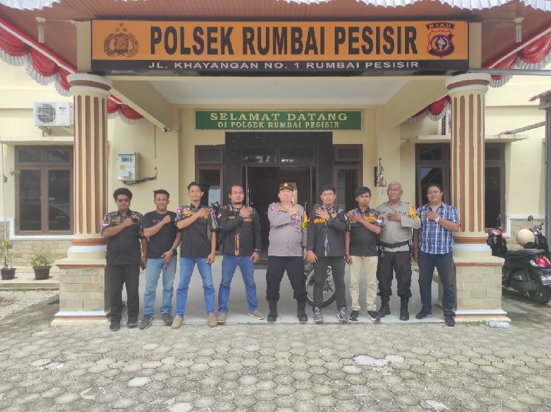 Polsek Rumbai Pesisir berfoto bersama dengan Ormas PAC Pekat-IB.
