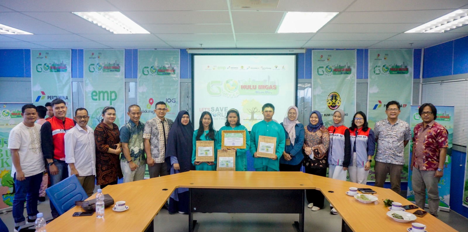 Foto bersama penyerahan hadiah pemenang 1, Lomba Video Kampanye Lingkungan Go Green Hulu Migas Bersama Riau Pos di Graha Pena Riau, Pekanbaru, Jumat (15/11/2024)