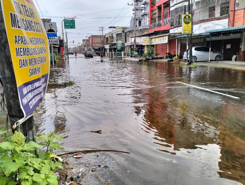 Simpang empat lampu merah di Jalan Ahmad Yani, Dumai terendam banjir air pasang, Sabtu (15/11/2024).