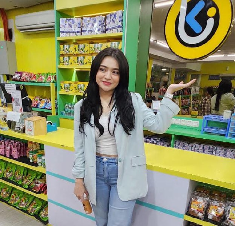 FDJ Nathalie Holscher menyempatkan diri berfoto di area depan Toko Oleh-Oleh Khas Pekanbaru pada Sabtu (16/11/2024).