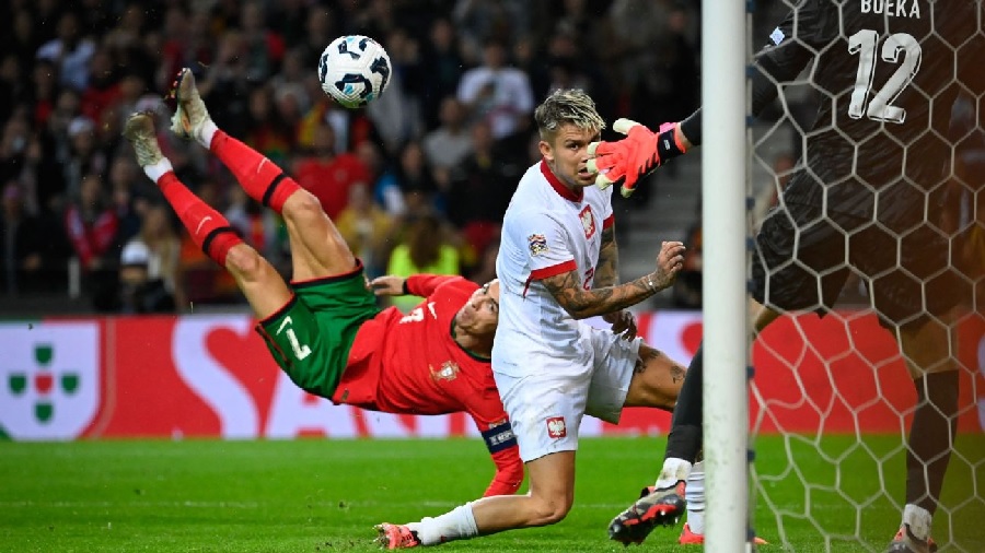 Cristiano Ronaldo mencetak gol lewat tendangan salto untuk memastikan kemenangan 5-0 Portugal atas Polandia di UEFA Nations League.