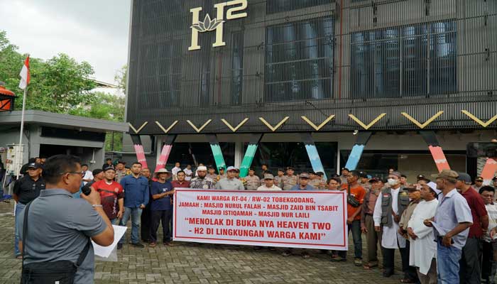 Tokoh masyarakat, ulama, dan pemuda/pemudi RW 02 Kelurahan Tobek Godang melakukan aksi demo menolak beroperasinya tempat hiburan Heaven Two/H2 (dulu Joker Poker/Axelle)