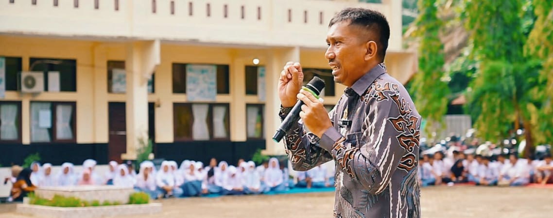 Pjs Bupati Kuansing, Sri Sadono Mulyanto MHan memberikan penyuluhan bahaya narkoba pada siswa-siswi di SMAN 1 Sentajo Raya, Kamis (14/11/2024) lalu.