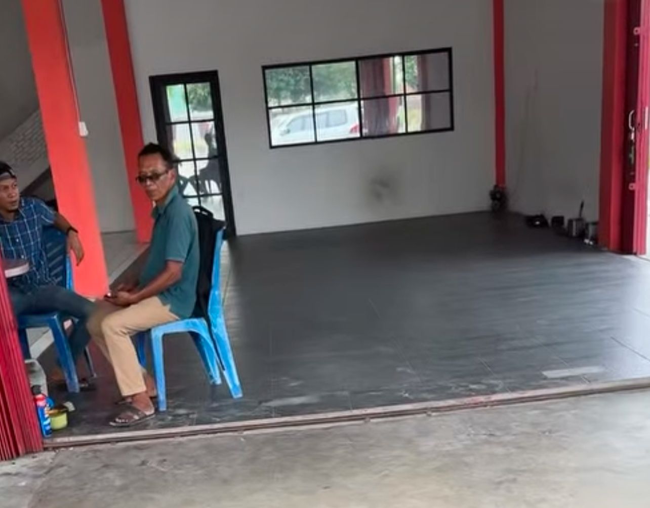 Pria paruh baya diduga korban penipuan jual beli mobil bekas di marketplace jauh-jauh datang dari Palopo, Sulsel ke salah satu showroom mobil bekas di Pekanbaru, Riau, pertengahan November 2024.
