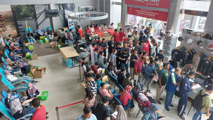 Pendonor antusias menyumbangkan darahnya dalam kegiatan donor darah yang digelar Capella Group di kantor PT Capella Dinamik Nusantara Riau akhir pekan lalu.