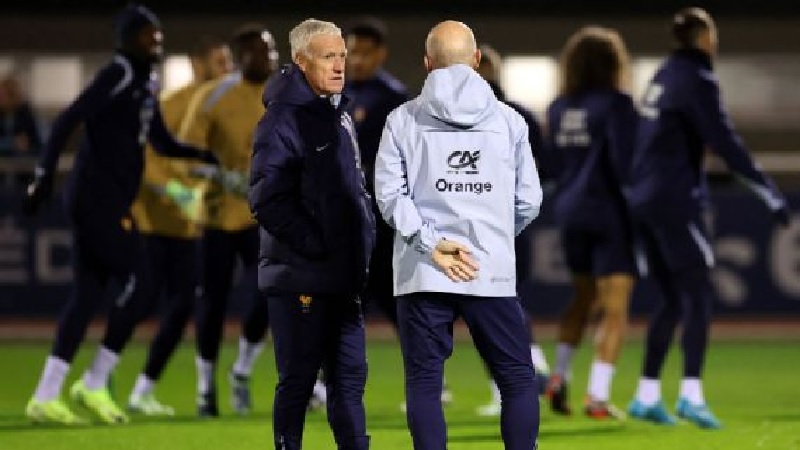 Pelatih Prancis Didier Deschamps saat latihan pada hari Jumat.