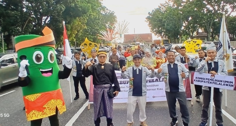 Kontingen Pelalawan yang sangat kompak berhasil meraih predikat terbaik dalam pelaksanaan Karnaval Pilkada Riau 2024 yang diselenggarakan KPU Riau di Jalan Gajah Mada Pekanbaru, Ahad (17/11/2024).
