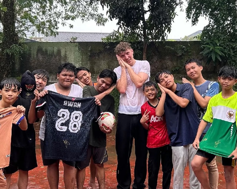 Pemain asal Belanda berdarah Medan Ole Romeny bermain bola dengan anak-anak Jakarta Selatan dari Kelompok Asuh Pelita Hati.