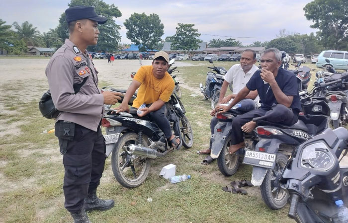 Bhabinkamtibmas Polsek Pinggir melaksanakan cooling system sampaikan pesan kamtibmas di masa Pilkada 2024 di Desa&nbsp;Beringin Kecamatan Talang Muandau, Bengkalis.