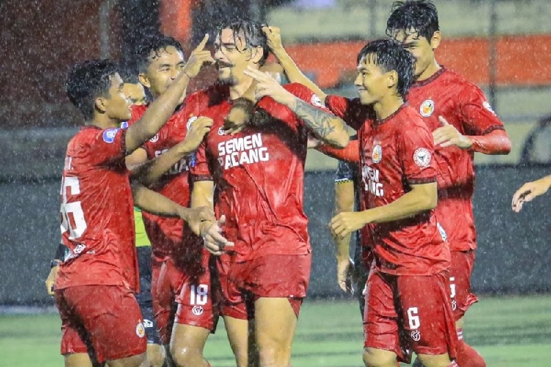 Pemain Semen Padang melakukan selebrasi saat bermain imbang 2-2 dengan klub Liga Super Malaysia, Police Di Raja Malaysia FC dalam laga uji coba.