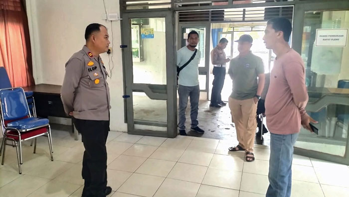 Kapolsek Tandun Iptu Lof Lasri Nosa SH meninjau dan mengecek lokasi Gudang penyimpanan Logistik Pilkada 2024 di Sekretariat PPK Tandun, Sabtu (16/11/2024).