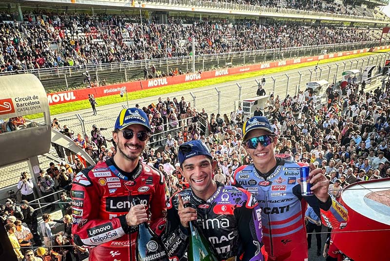 Pembalap Pramac Ducati, Jorge Martin (tengah), menjadi juara dunia MotoGP 2024 setelah dalam balapan seri terakhir
