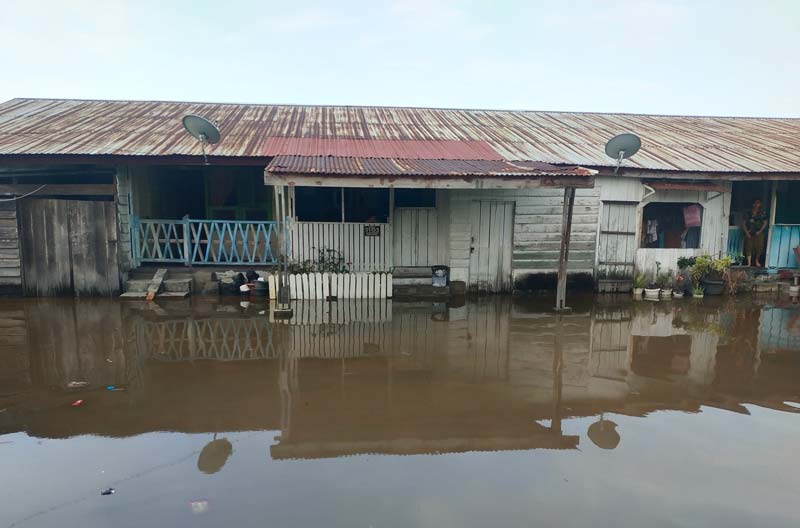 Kondisi air pasang laut merendam permukiman warga di Dusun Kebun Kapas, Kelurahan Rimba Sekampung, Kecamatan Bengkalis, Ahad (17/11/2024).