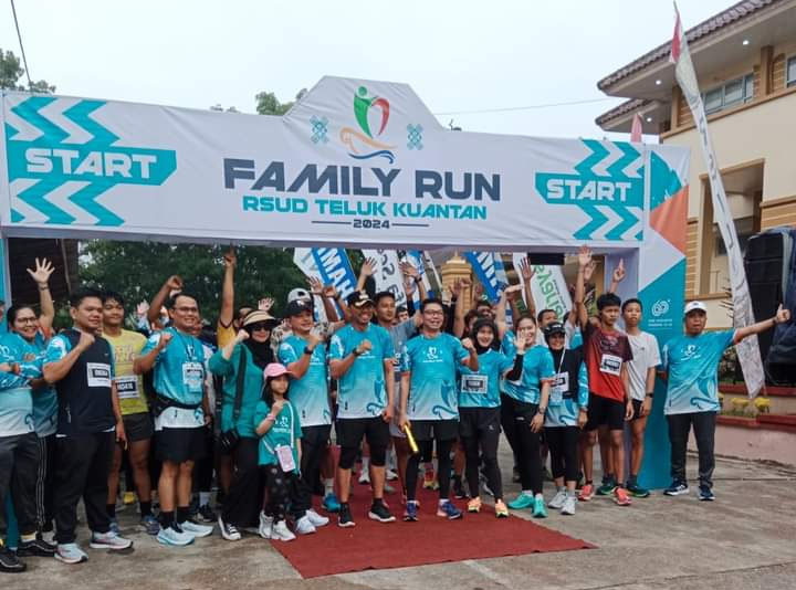 Pjs Bupati Kuansing drg Sri Sadono Mulyanto MHan melepas Family Run RSUD Teluk Kuantan, Sabtu (16/11).