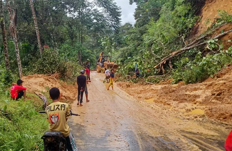 Material longsor yang menimbun jalan di Rimbo Simpang, Bancah Laweh, Kecamatan Simpati, belum dapat diselesaikan dalam sehari akibat curah hujan tinggi.