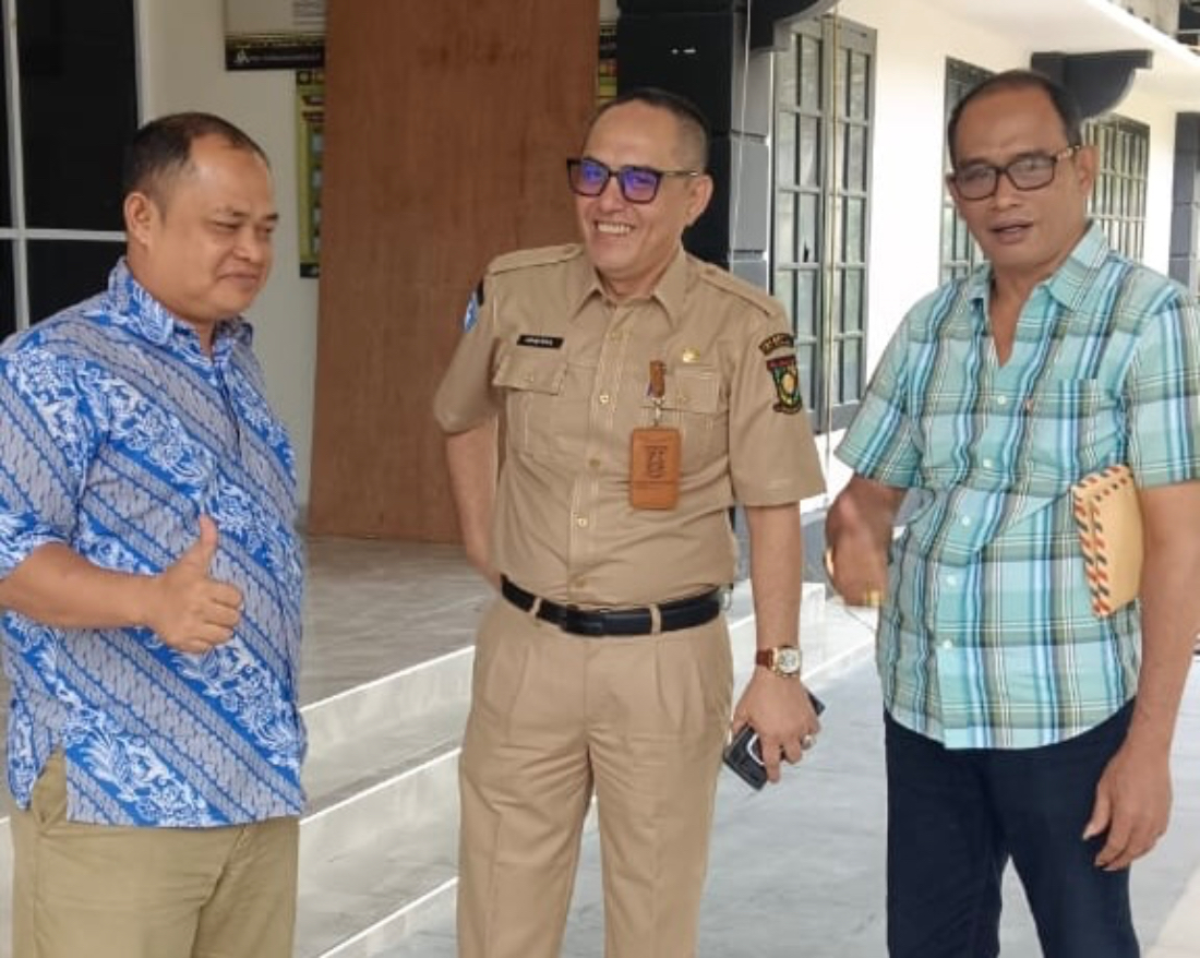 Kepala Disdikpora Kampar H Aidil (tengah) saat ditemui di kantornya di Bangkinang, Senin (18/11/2024).