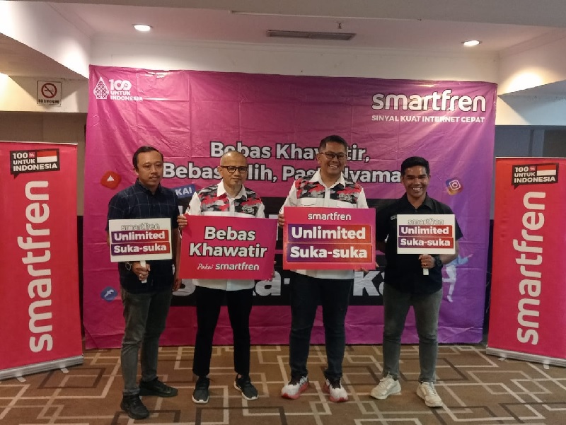 Regional Head Northern Sumatera Smartfren Jhon Ferdinan Simanjuntak (2 kiri) foto bersama manajemen Smartfren di Pekanbaru saat melaunching paket Unlimited Suka-Suka di salah satu hotel di Pekanbaru.
