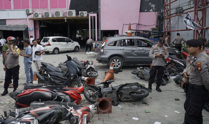 Kondisi car wash di Jalan Tuanku Tambusai Pekanbaru usai perusakan, semua motor di lokasi parkir roboh.