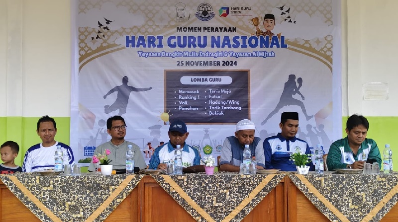 Ketua Yayasan BMI Rengat Saputra Mansur SE ME bersama pengurus lainnya saat memberikan arahan sebelum lomba, Ahad (17/11/2024).