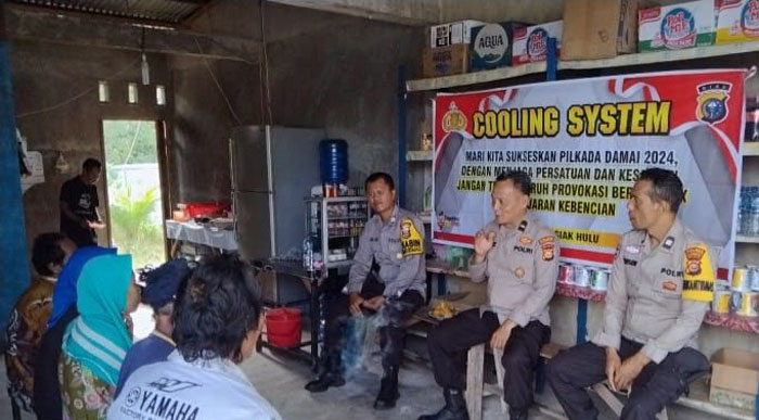 Panit I Binmas Ipda Adi Zulfikar, serta Bhabinkamtibmas Polsek Siak Hulu saat sosialisasi bersama warga tentang Pilkada damai, Senin (18/11/2024).