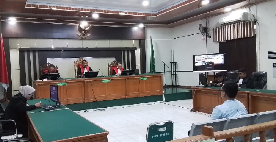 Terdakwa korupsi SPPD Fiktif Setwan DPRD Riau Tengku Fauzan Tambusai (baju putih) mendengarkan vonis hakim di PN Pekanbaru pada Senin (18/11/2024).