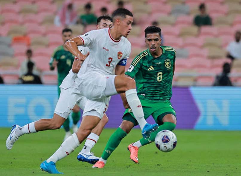 Kapten Indonesia Jay Idzes (tengah) mengamankan bola dari rebutan pemain Arab Saudi Marwan Al Sahafi (kanan) dalam pertemuan pertama di King Abdullah Sports City, Jeddah