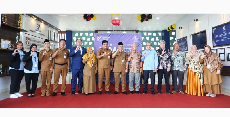 Pembina Yayasan Laskar Pelangi Mandiri yang juga Gubernur Riau pada masanya H Saleh Djasit SH berfoto bersama Kepala Cabang Dinas Wilayah III Disdik Provinsi Riau