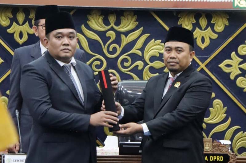 Ketua DPRD Dumai Agus Miswandi (kanan) menyerahkan berita acara pengganti antar waktu anggota DPRD Dumai kepada Anhar Rizky Siregar dari Fraksi Golkar