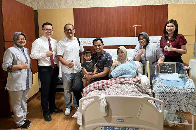 Sri Wahyuni Mahiwa berfoto bersama keluarga, tim dokter dan perawat Eka Hospital usai melahirkan, Sabtu (9/11/2024).