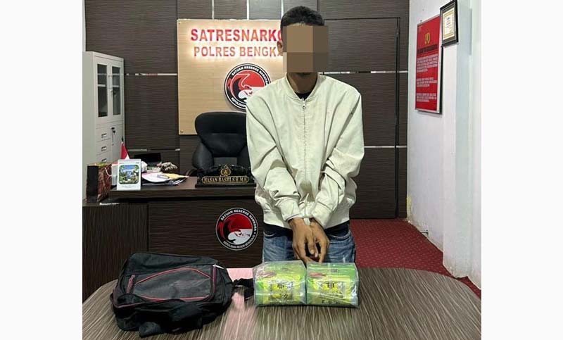 Tersangka EF, kurir narkoba jaringan internasional bersama barang bukti narkoba jenis sabu-sabu  2 Kg lebih diamankan di Mapolres Bengkalis, Senin (18/11/2024).&nbsp;