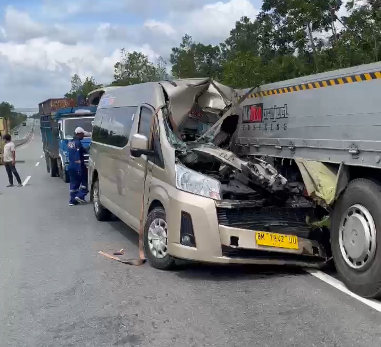Tangkapan layar dari video kecelakaan ganda terjadi antara minibus dengan truk di Km 20 ruas Jalan Tol Pekanbaru-Dumai, Selasa (19/11/2024).