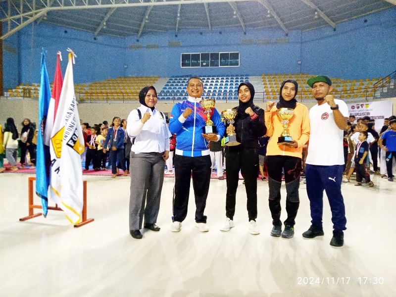 Senpai Kurniadi Syahputra (kanan) dan Senpai Novika Andriani (kiri) foto bersama tiga ofisial tim yang juara umum Kejurda Inkanas 2024.