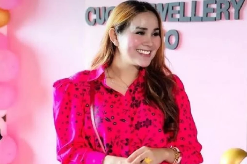 Selebgram transgender Isa Zega alias Sahrul dihujat netizen gara-gara menunggah video umrah pakai hijab.