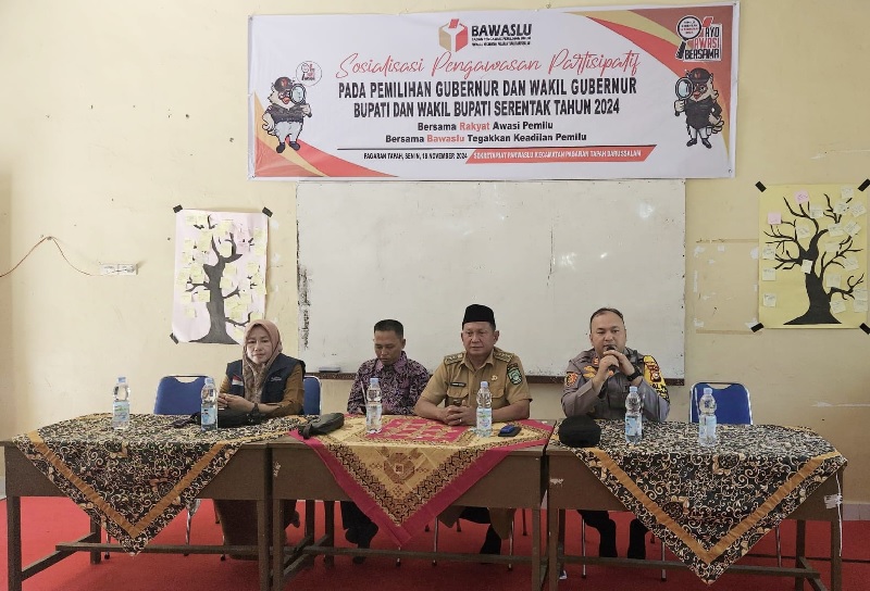 Kapolsek Kunto Darussalam AKP Buyung Kardinal SH MH memberikan arahan dalam kegiatan sosialisasi pengawasan partisipatif pada Pilkada 2024 di SMAN 1 Pagaran Tapah Darussalam, Senin (18/11/2024).