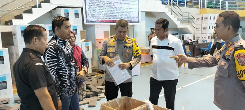 Irwasda Polda Riau Kombes Pol Hermansyah didampingi Dirkrimum Polda Riau Kombes Pol Asep Darmawan saat mengecek Gudang Logistik KPU Kampar, Rabu (20/11/2024).
