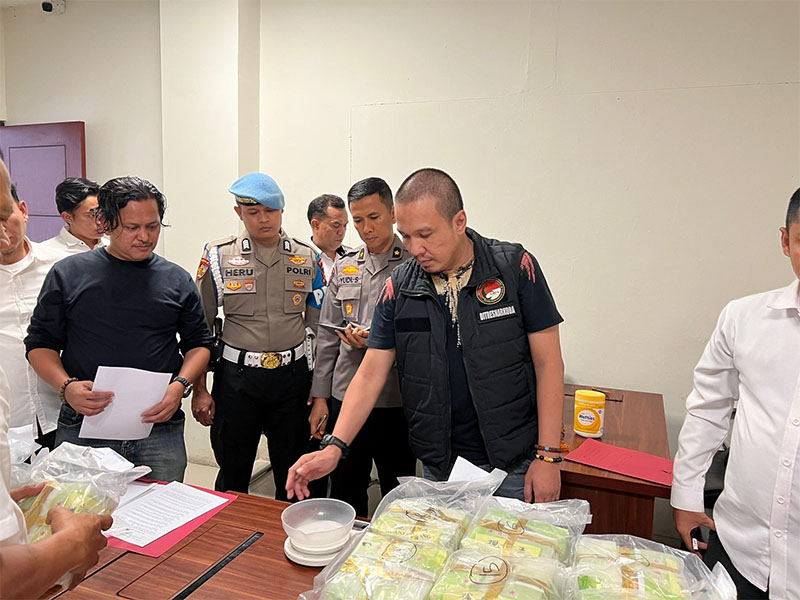 Dirnarkoba Polda Riau Kombes Pol Manang Soebeti saat mengecek keaslian narkoba yang akan dimusnahkan, Rabu (20/11/2024).