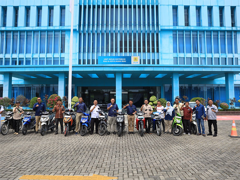 PT PLN (Persero) bersama 6 SMK di Riau  sukses mengkonversi 12 kendaraan bermotor berbasis bahan bakar minyak menjadi sepeda motor listrik berbasis baterai yang ramah lingkungan