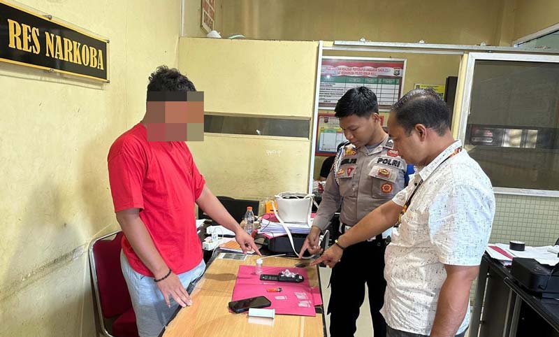 Tersangka bandar narkotika menunjuk narkotika jenis sabu di depan penyidik Satres Narkoba Polres Rohul, Senin (19/11/2024).