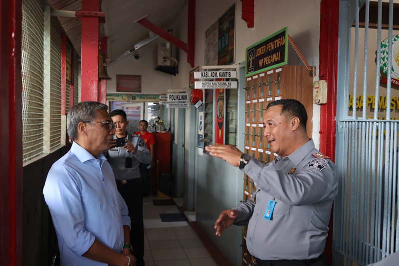 Anggota Komisi VIII DPR RI H Mafirion (kanan) mendengarkan penjelasan Kalapas Kelas II B Telukkuantan Wiwid Feryanto terkait kondisi lapas