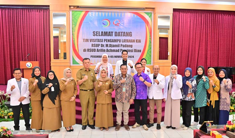 Direktur RSUD Arifin Achmad drg Wan Fajriatul (enam kiri) foto bersama tim dokter RSUP Dr M Jamil Padang di RSUD Arifin Achmad, Riau, beberapa waktu lalu.