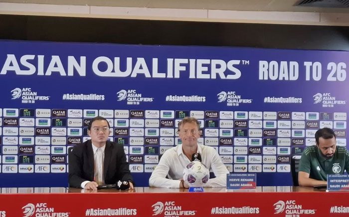 Pelatih Arab Saudi Herve Renard (tengah) saat memberikan keterangan pers seusai timnya dikalahkan Timnas Indonesia.